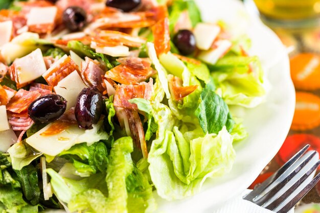 Ensalada picada italiana recién hecha en un restaurante italiano.