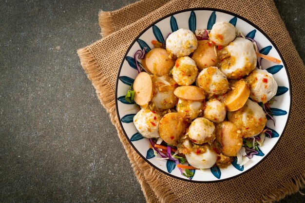 Ensalada picante de albóndigas y albóndigas - estilo de comida saludable