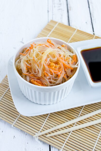 Ensalada picante asiática de fideos de vidrio o funchoza con zanahorias