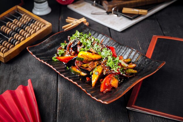 Foto ensalada picante caliente asiática con carne y verduras