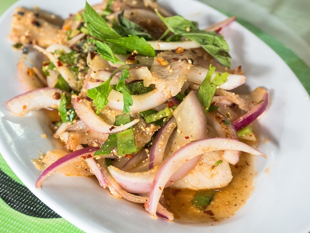 Ensalada picante de cerdo a la parrilla