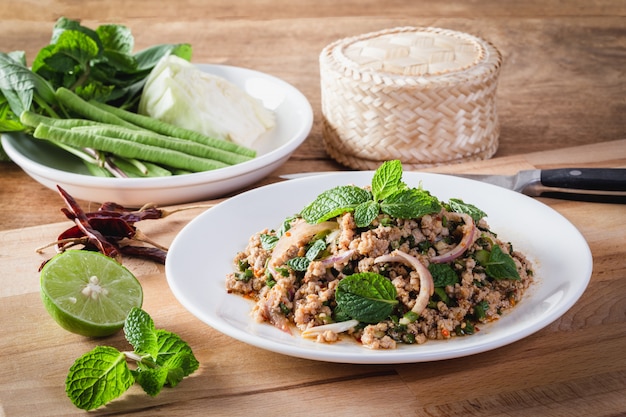 Ensalada picante de cerdo picada (Larb Moo) comida tailandesa