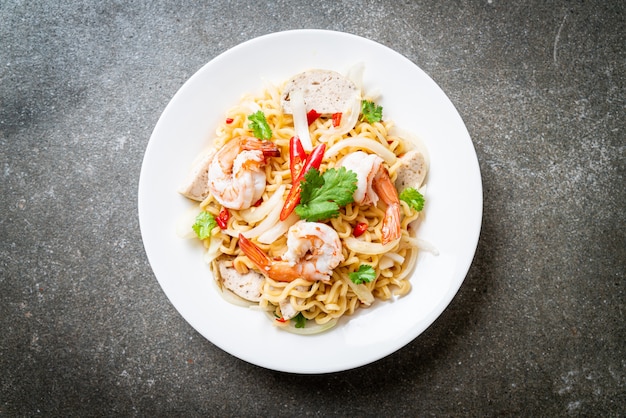 Ensalada picante de fideos instantáneos con camarones