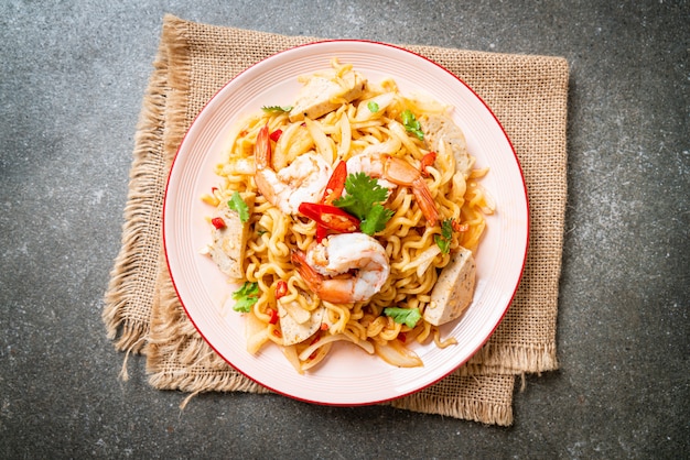 Ensalada picante de fideos instantáneos con camarones