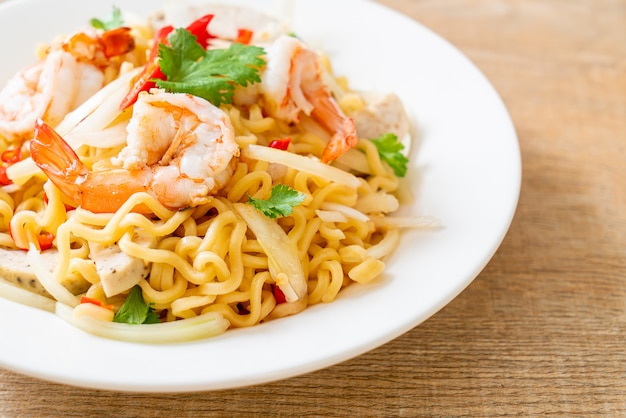 Ensalada picante de fideos instantáneos con camarones