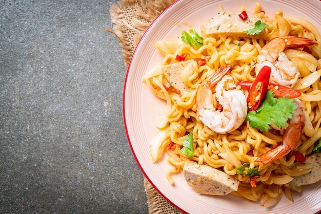 Ensalada picante de fideos instantáneos con camarones