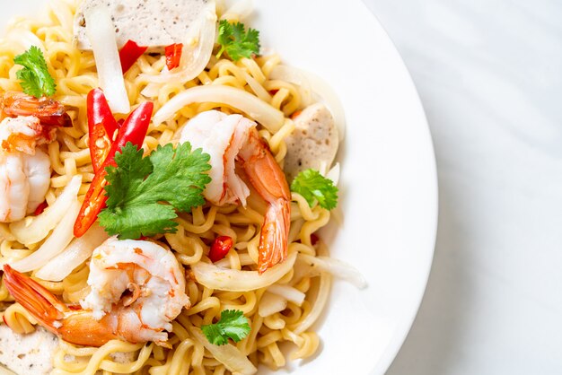 Ensalada picante de fideos instantáneos con camarones