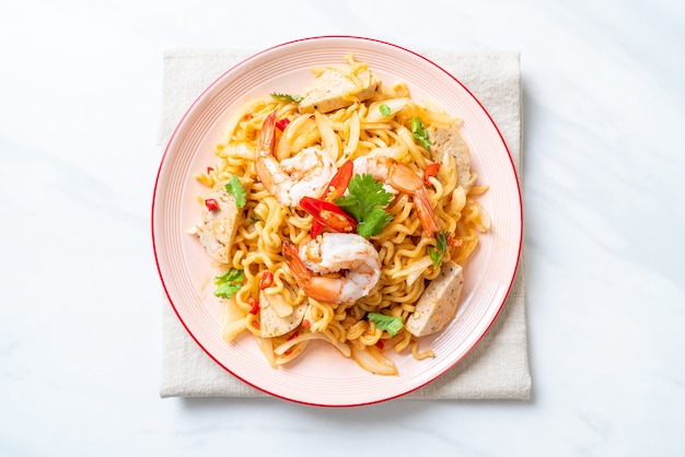 Ensalada picante de fideos instantáneos con camarones