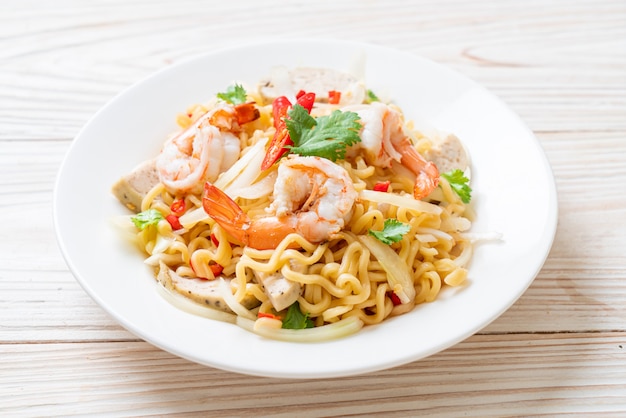 ensalada picante de fideos instantáneos con gambas