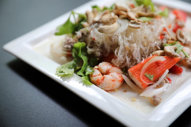 Ensalada picante de fideos de vidrio, comida tailandesa