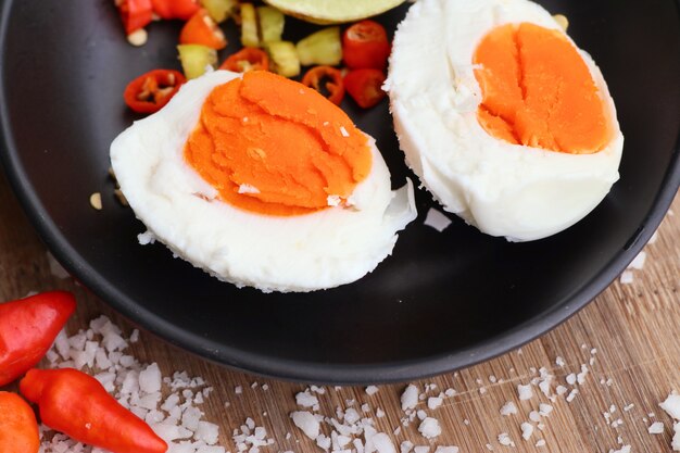 Ensalada picante con huevo salado.