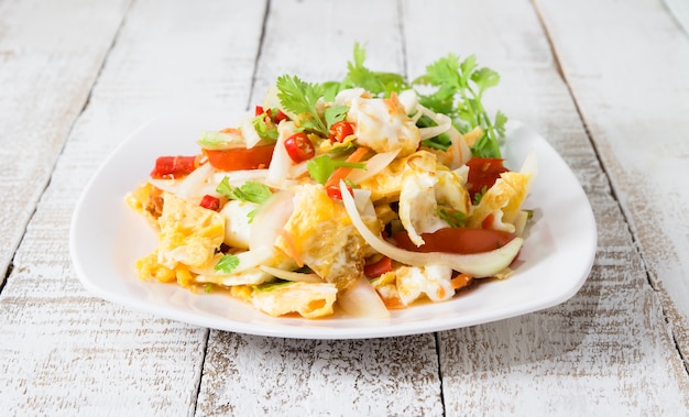 ensalada picante con huevos fritos