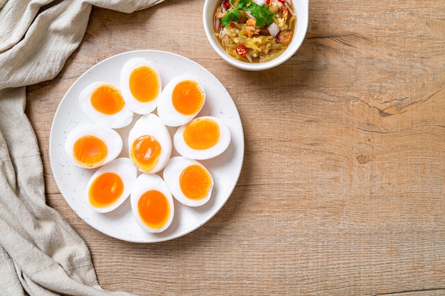 Ensalada picante de huevos pasados por agua