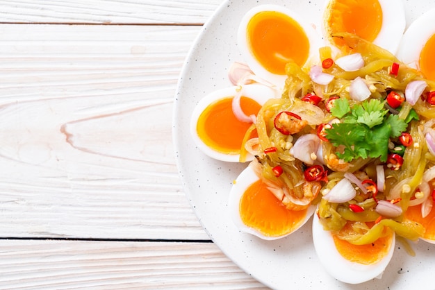 Foto ensalada picante de huevos pasados por agua