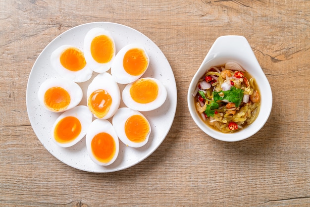 Ensalada picante de huevos pasados por agua