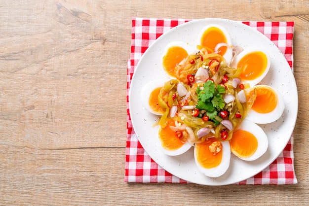 Ensalada picante de huevos pasados por agua