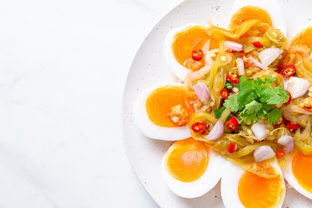 Ensalada picante de huevos pasados por agua