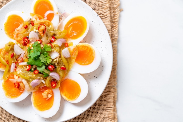 Ensalada picante de huevos pasados por agua