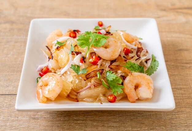 Ensalada picante de pamelo con gambas o langostinos