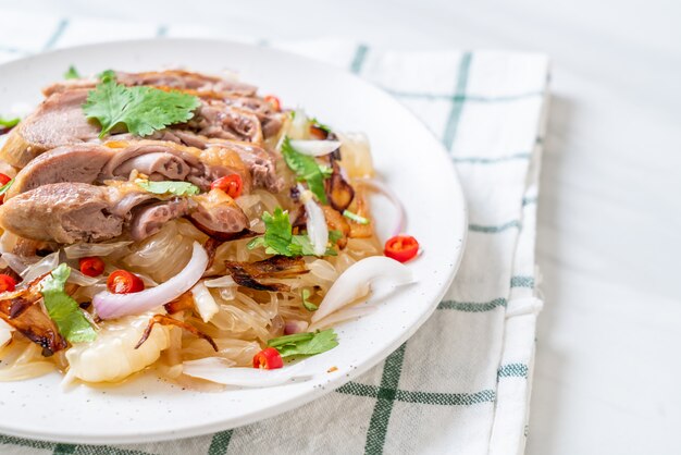 ensalada picante de pamelo con pato asado