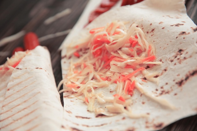 Ensalada picante en pan de pitafoto con espacio de copia