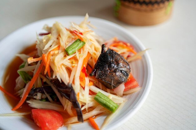 Ensalada picante de papaya con cangrejo salado llamado Som Tam Poo en Tailandia