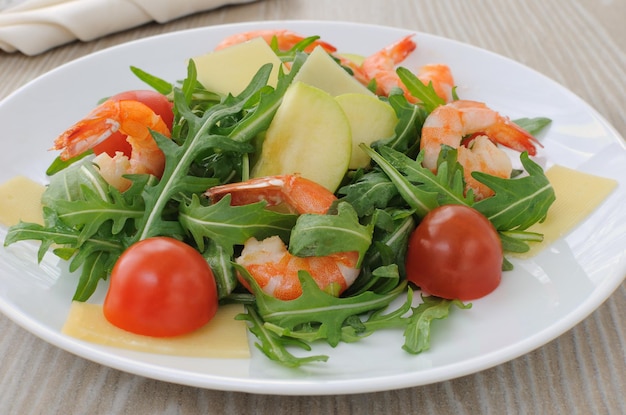 Ensalada picante de rúcula con tomates cherry y gambas