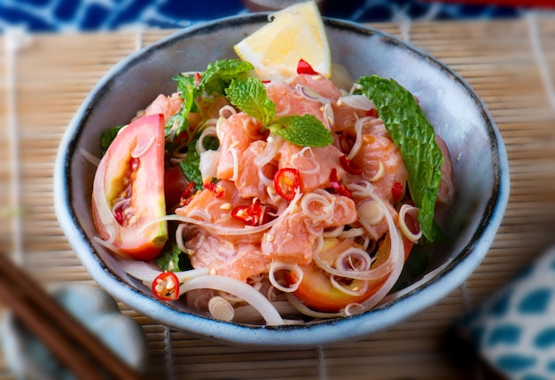 Ensalada picante de salmón en estilo tailandés.