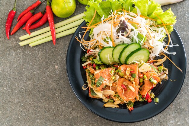 Foto ensalada picante de salmón fresco