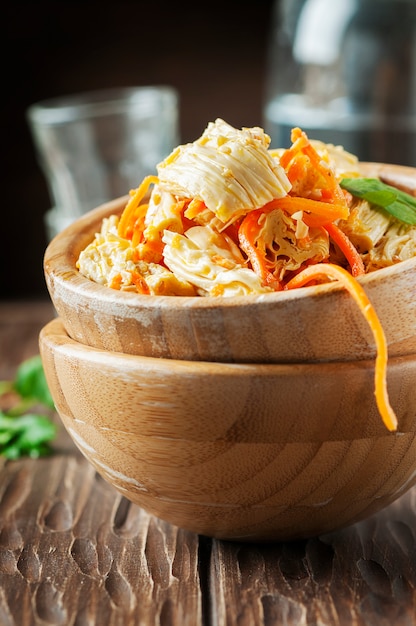 Ensalada con piel de tofu y zanahoria