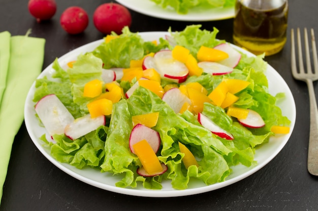 Ensalada con pimiento amarillo en el plato.