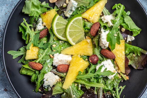 Ensalada de piña, queso azul y almendra