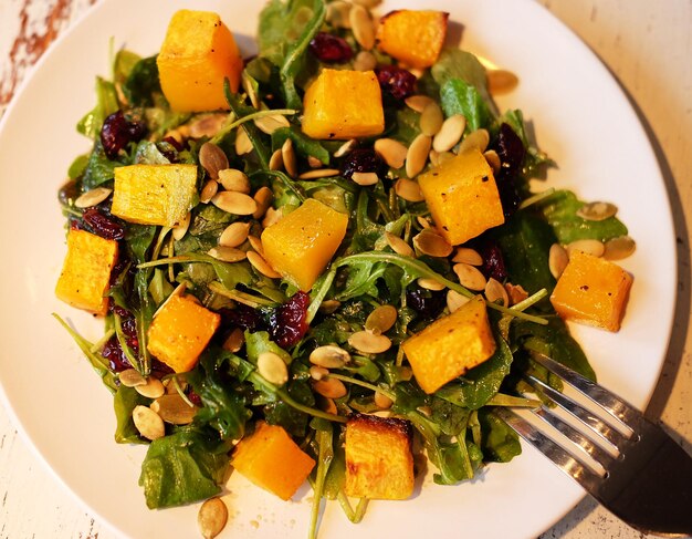 Ensalada con pipas de calabaza y rúcula