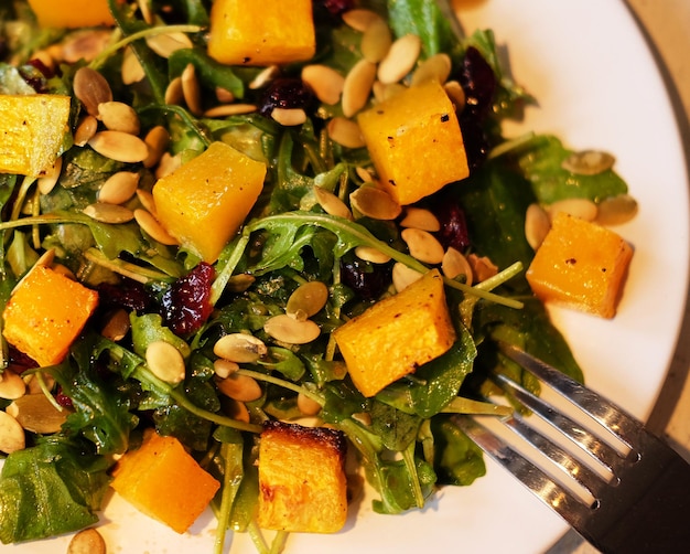 Ensalada con pipas de calabaza y rúcula