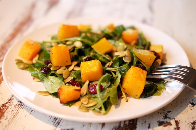 Ensalada con pipas de calabaza y rúcula