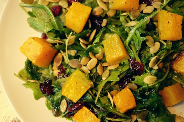 Ensalada con pipas de calabaza y rúcula