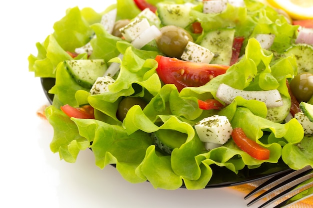 Ensalada en plato aislado en blanco