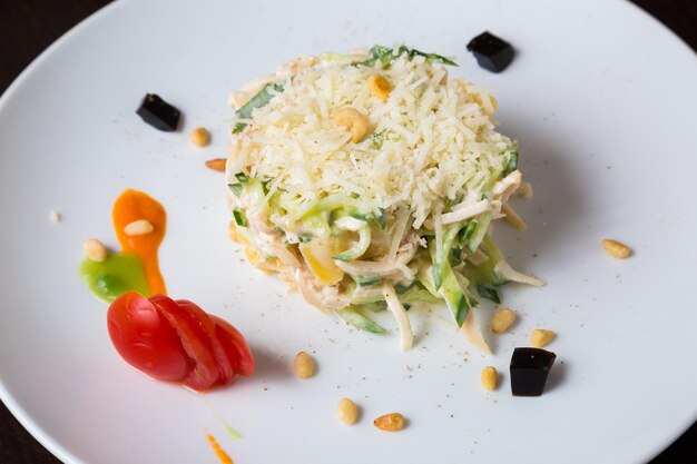 Ensalada en un plato blanco sobre una mesa negra