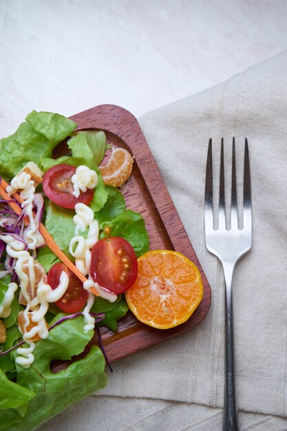 Ensalada En Plato De Madera