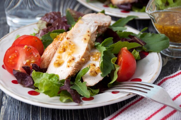 Ensalada De Pollo Y Aderezo De Mostaza