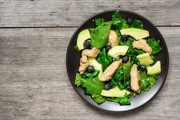 Ensalada de pollo con aguacate, espinacas y arándanos