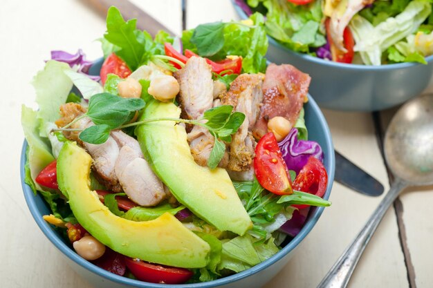 ensalada de pollo con aguacate