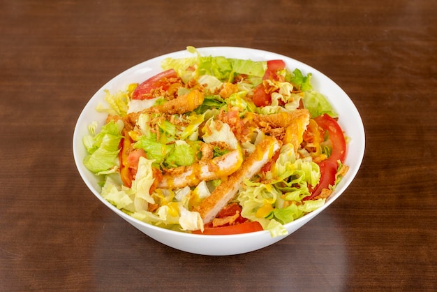 La ensalada de pollo es una ensalada en la que el ingrediente principal es la carne de pollo que ha sido previamente hervida y desmenuzada A veces se le añaden patatas cocidas y zanahorias