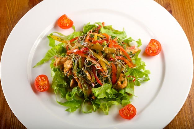 Ensalada con pollo y fideos de vidrio