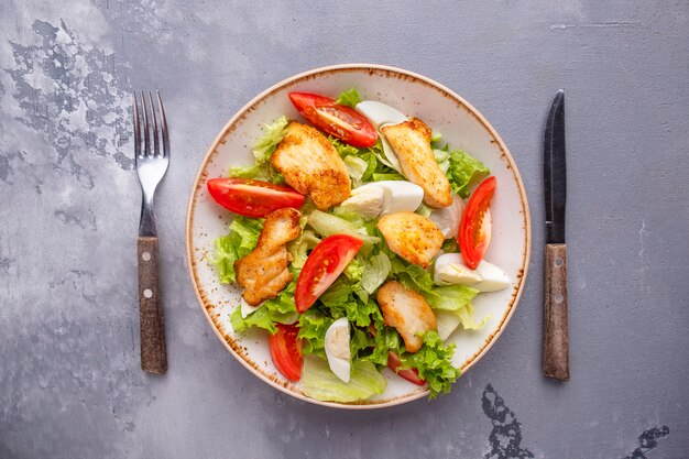 Ensalada de pollo fresco en un plato