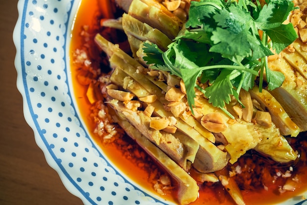 Ensalada de pollo hervido, cilantro, maní en salsa de soja picante. Cocina china.