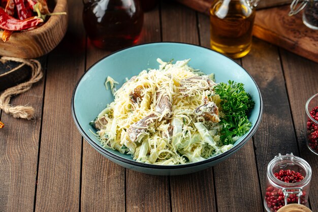 Ensalada de pollo y papas aliñada con mayonesa