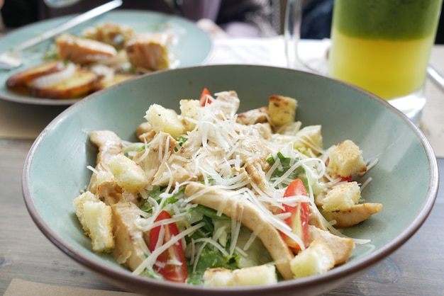 Ensalada de pollo a la parrilla y verduras frescas en la mesa