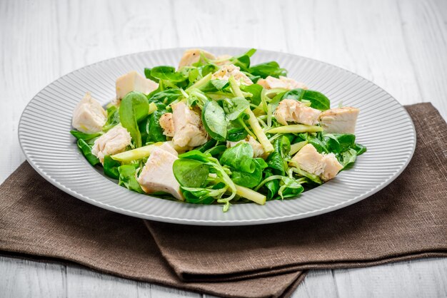 Ensalada de pollo a la plancha con lechuga