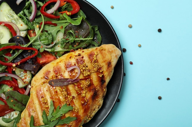 Ensalada de pollo a la plancha sobre azul